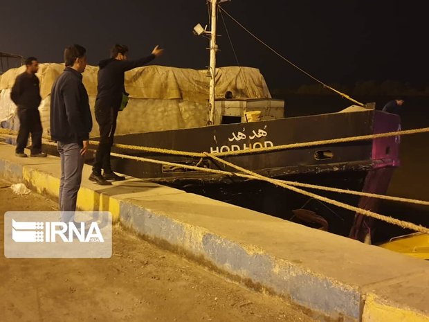 یک شناور باری در بندر خرمشهر از غرق شدن نجات یافت