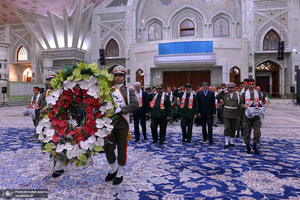 عطرافشانی حرم امام خمینی(س) توسط بسیجیان کاشانی