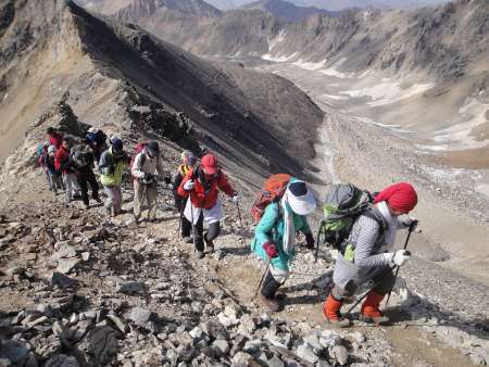علم کوه قربانی ماشین   کوهنوردان : جاده دسترسی خودروئی را ببندید