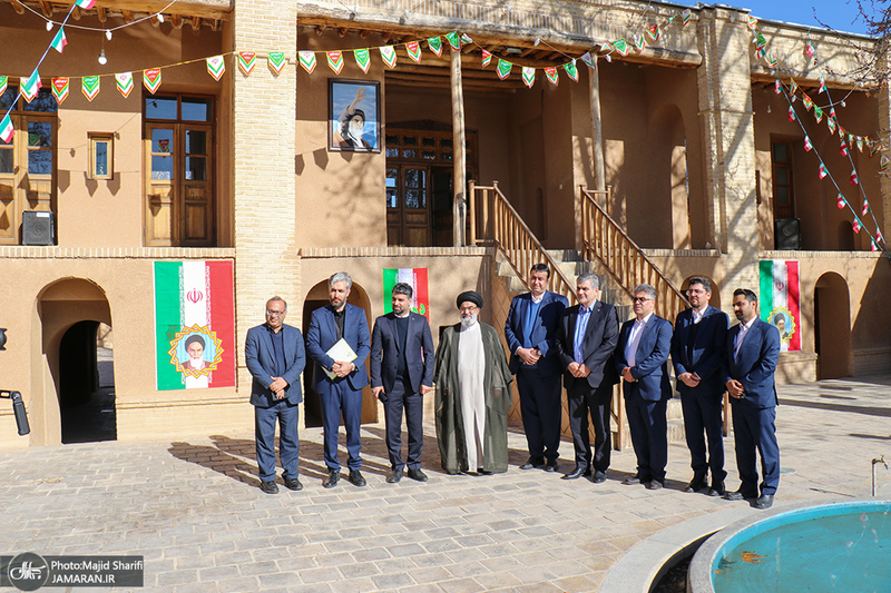 حضور اقشار مختلف مردم به مناسبت دهه فجر در بیت تاریخی امام خمینی (س)