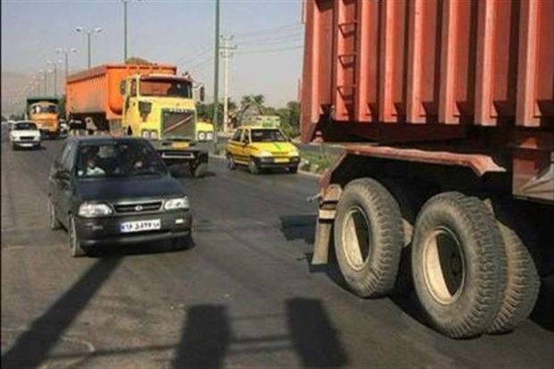 تردد وسیله نقلیه باربری در جاده کرج - چالوس با مجوز پلیس راه