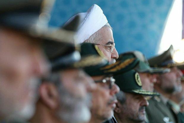 تصویری زیبا از حضور روحانی و فرماندهان نظامی در رژه نیروهای مسلح
