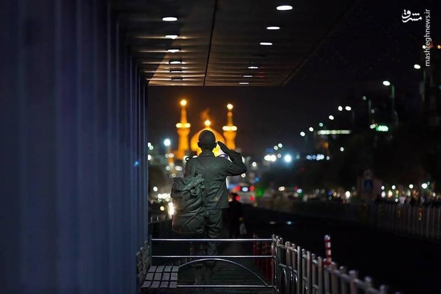 احترام نظامی یک سرباز به بارگاه مقدس امام رضا (ع) + عکس