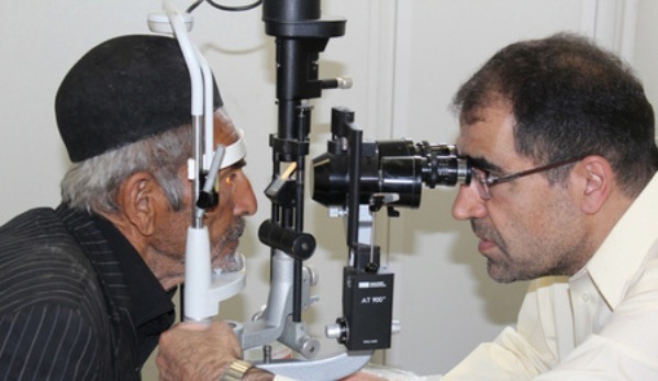 وزیر بهداشت 10 عمل جراحی چشم در لوجلی شیروان انجام داد