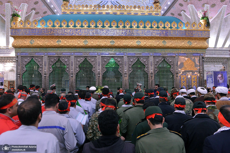 عطرافشانی حرم امام خمینی(س) توسط بسیجیان کاشانی