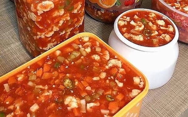 طرز تهیه ترشی گل کلم با آب گوجه


