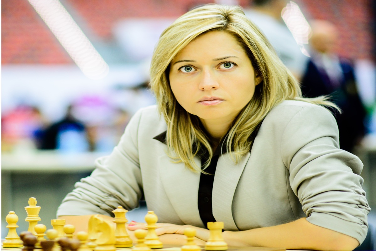 بانوی شطرنجباز اوکراینی اسلحه به دست شد+عکس