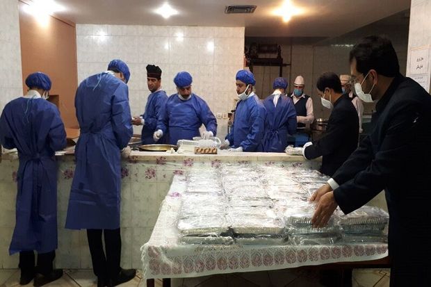 اوقاف قزوین ۱۲ هزار وعده غذایی بین مدافعان سلامت توزیع کرده است