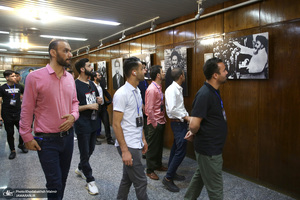 بازدید جمعی از دانشجویان خارجی از بیت امام خمینی (س) در جماران  1