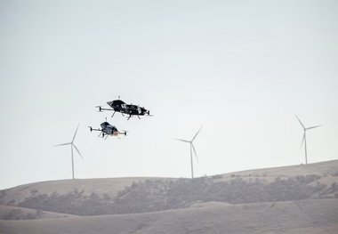 دو خودروی پرنده مسابقه دادند

