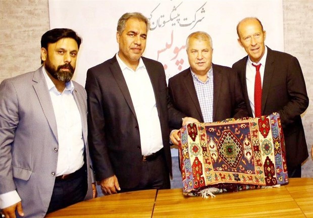 علی پروین به کالدرون هدیه داد + عکس
