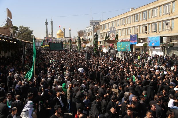 خیل گسترده زائران و مردم قم درعاشورای حسینی به سوگ نشسته اند