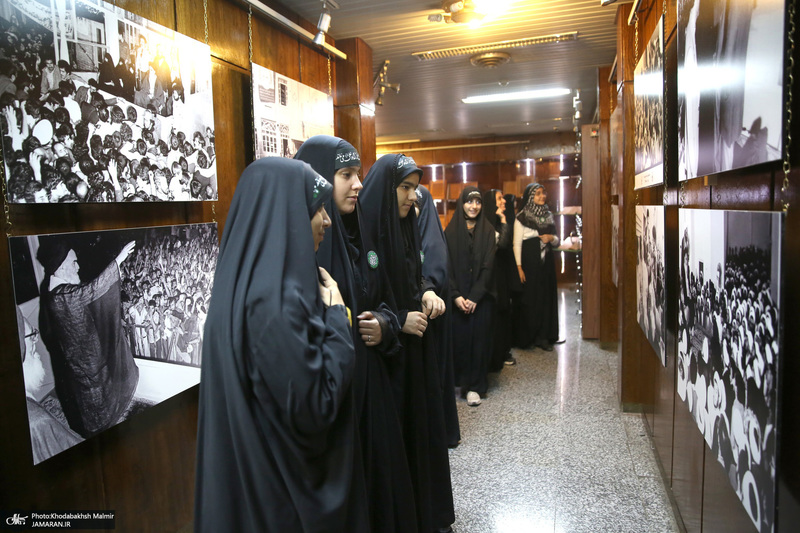 بازدید جمعی از دانش آموزان مدرسه انقلاب کرج از بیت امام خمینی در جماران