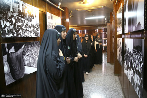 بازدید جمعی از دانش آموزان مدرسه انقلاب کرج از بیت امام خمینی در جماران