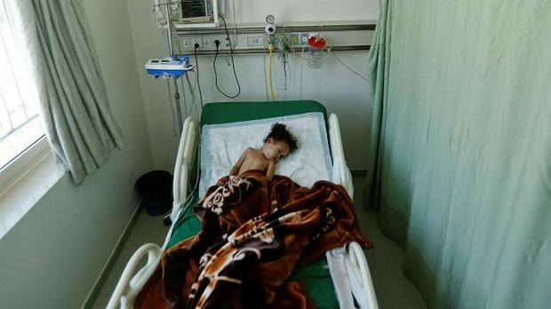 کودکی که تمامی اعضای خانواده‌ اش در تجاوز عربستان کشته شدند+ عکس