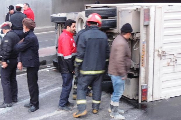 2 دستگاه کامیونت در تهران واژگون شد