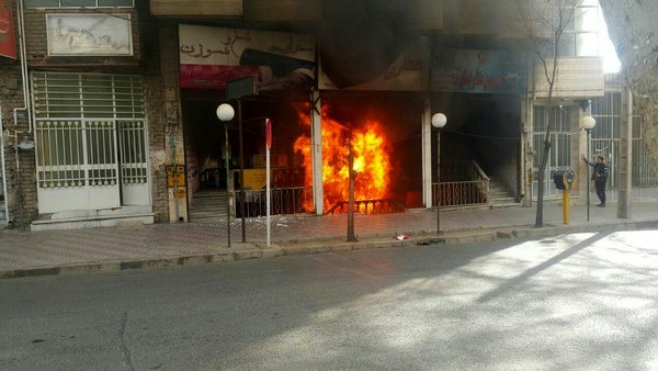 آتش‌سوزی پاساژ طاهری محلات مهار شد