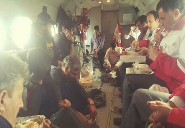 واکنش رییس جمعیت هلال احمر به حاشیه های عکس غذا خوردنش
