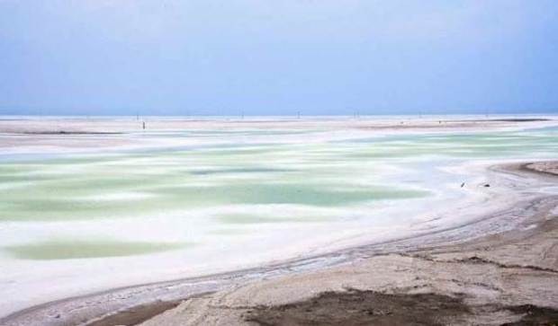بحران طوفان های نمکی در قلب ایران دریاچه نمک قم در آستانه تبدیل به بیابان