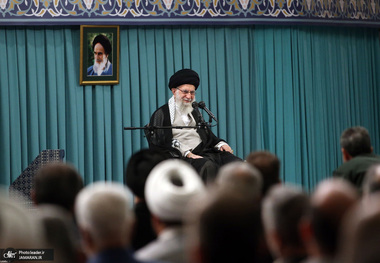 رهبر معظم انقلاب: انتقال سیره‌ عملی شهدا به نسل جوان، وظیفه‌ای مهم است/ روز به روز بر عشق به حضرت اباعبدالله‌ (ع) در میان مسلمانان و حتی غیرمسلمانان افزوده می‌شود