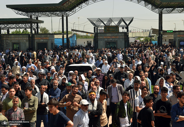  نگاهی نزدیک به حضور اقشار مختلف مردم در مراسم سی و چهارمین سالگرد ارتحال امام خمینی (س)
