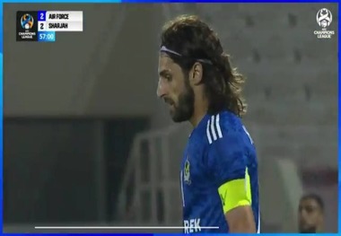 سردرگمی عجیب اما خنده‌دار بازیکن سابق استقلال در زمین!+ عکس و ویدیو
