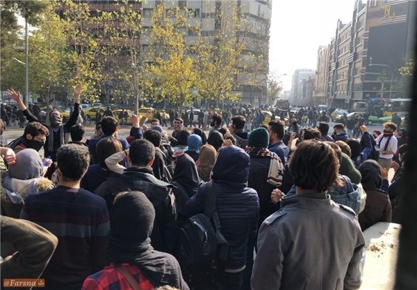 همه روایت ها از تجمعات خیابان انقلاب تهران 