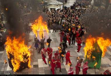 مراسم سنتی آتش زدن خیام در آستانه اشرفیه برگزار شد
