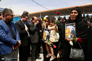 مراسم استقبال از كاروان خانواده های شهدای مدرسه شجره طیله میناب در ایستگاه راه آهن قم