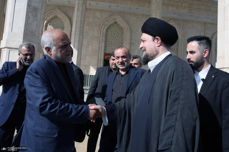 دیدار سرپرست و کارکنان وزارت خارجه باسید حسن خمینی در حرم مطهر امام خمینی (س)
