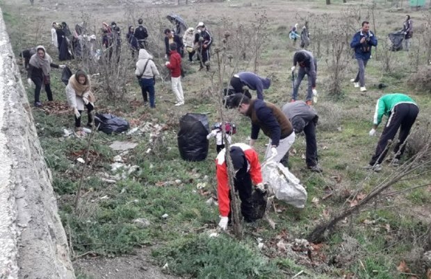 دوستداران محیط زیست حاشیه تالاب زریبار مریوان را پاکسازی کردند