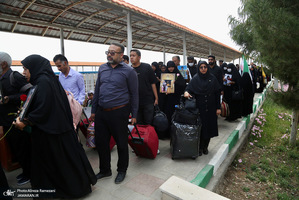 مراسم استقبال از كاروان خانواده های شهدای مدرسه شجره طیله میناب در ایستگاه راه آهن قم