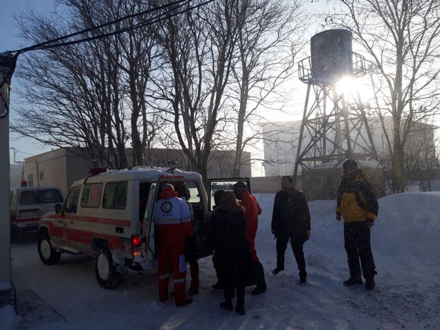 امدادگران اردبیلی ۹ زن باردار را از میان برف و کولاک به مراکز درمانی انتقال دادند