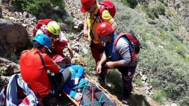 امدادگران زنجانی کوهنورد آسیب دیده را نجات دادند
