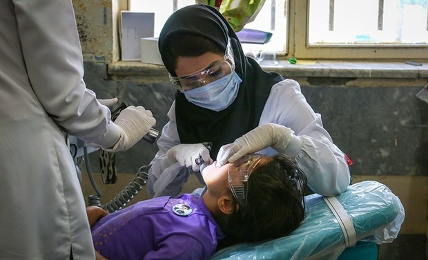 کلینیک سیار دندانپزشکی فسا به روستای محروم زیتونک اعزام شد