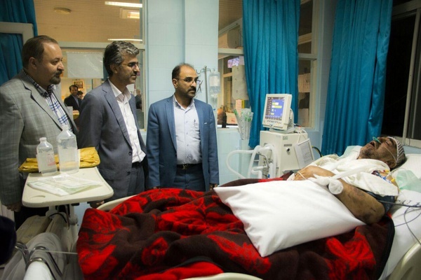عیادت رئیس دانشگاه علوم پزشکی مازندران از مصدومان سانحه واژگونی اتوبوس در منطقه سوادکوه