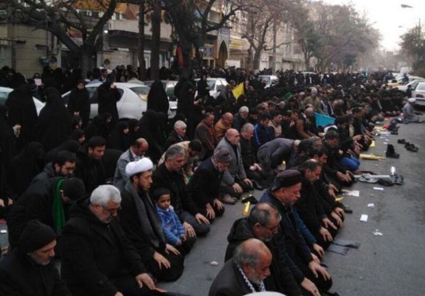 عزاداران مشهد نماز ظهر را در خیابان‌های منتهی به حرم مطهر رضوی اقامه کردند