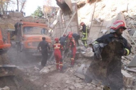 نجات 2 کارگر اززیرآوار زمین درحال گودبرداری درقیطریه تهران