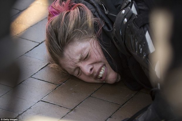 حمله پلیس آمریکا به تظاهرات کنندگان ضدترامپ+ تصاویر