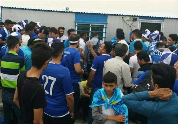 ازدحام هواداران مازنی استقلال مقابل هتل اقامتی بازیکنان