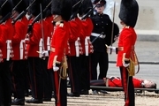 عکس/ سربازان جلوی ملکه غش کردند