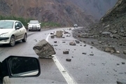 ریزش سنگ راه دسترسی روستای زیارت را مسدود کرد