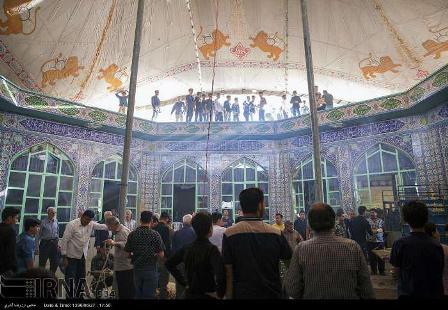مردم زرقان فارس با برافراشتن خیمه های حسینی به استقبال ماه محرم رفتند