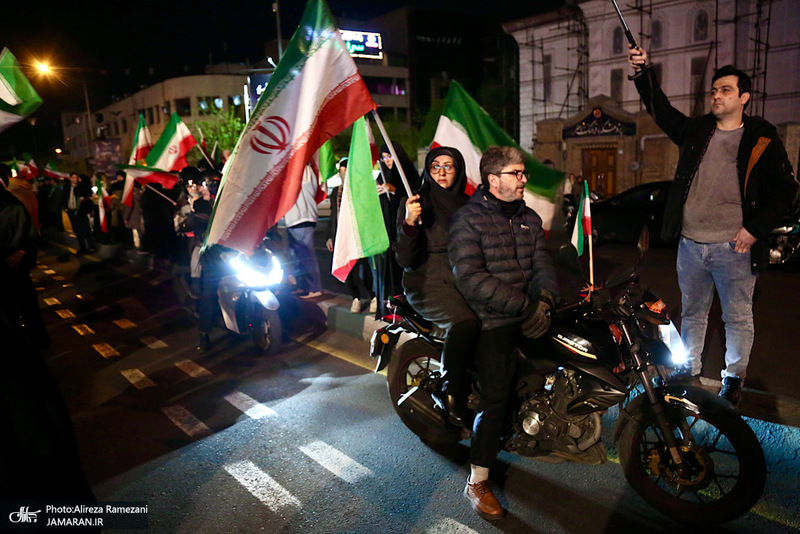 حركت دسته مردمى پرچمداران ايران به مناسبت روز جمهوری اسلامی ایران