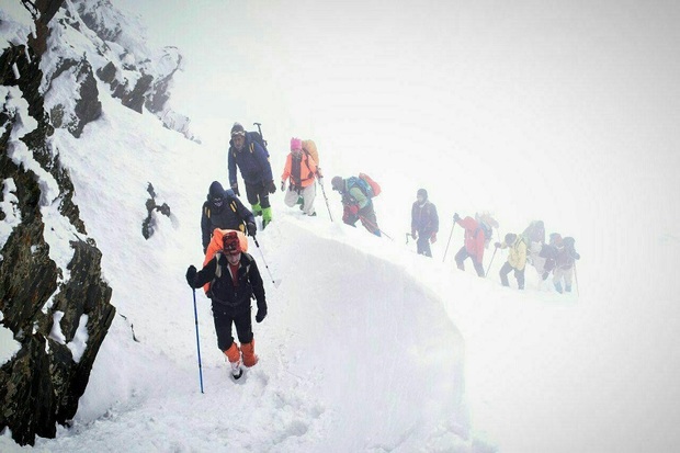 30 کوهنورد به قله برفی بلقیس تکاب صعود کردند