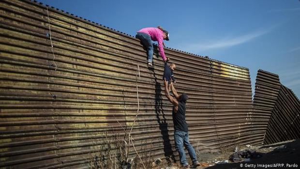 دولت ترامپ مهاجران غیرقانونی را برای مدت نامحدودی بازداشت می‌کند