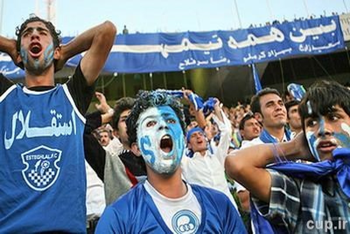 هواداران استقلال از الان منتظر باز شدن درهای ورزشگاه آزادی