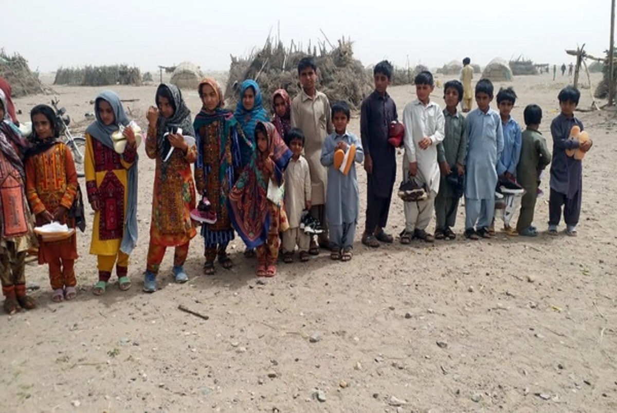 به دانش آموزان این روستای محروم اجازه حضور در کلاس درس داده نمی شود! + تصاویری از ریگ آباد نازدشت 