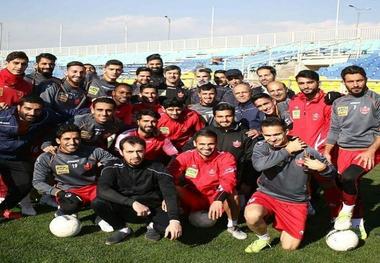 جشن تولد کریم باقری و داود فنایی در حاشیه تمرین امروز سرخپوشان+ عکس
