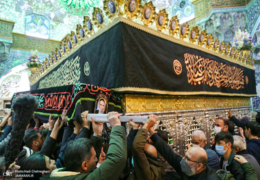  مراسم تشییع مرحوم حاج عیسی جعفری خادم امام خمینی (ره) در حرم حضرت معصومه (س)